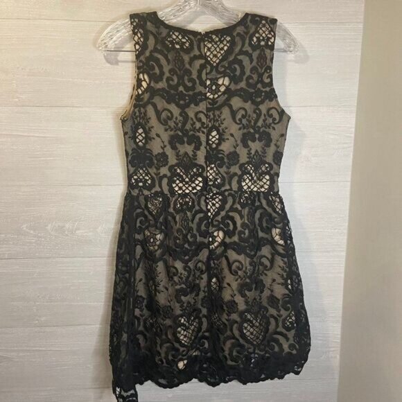 blu pepper Women's Sleeveless Scalloped Hem Black Floral Lace Mini Dress - Picture 4 of 6